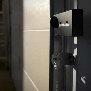 Fagan Door: Wall Mount (8500W)